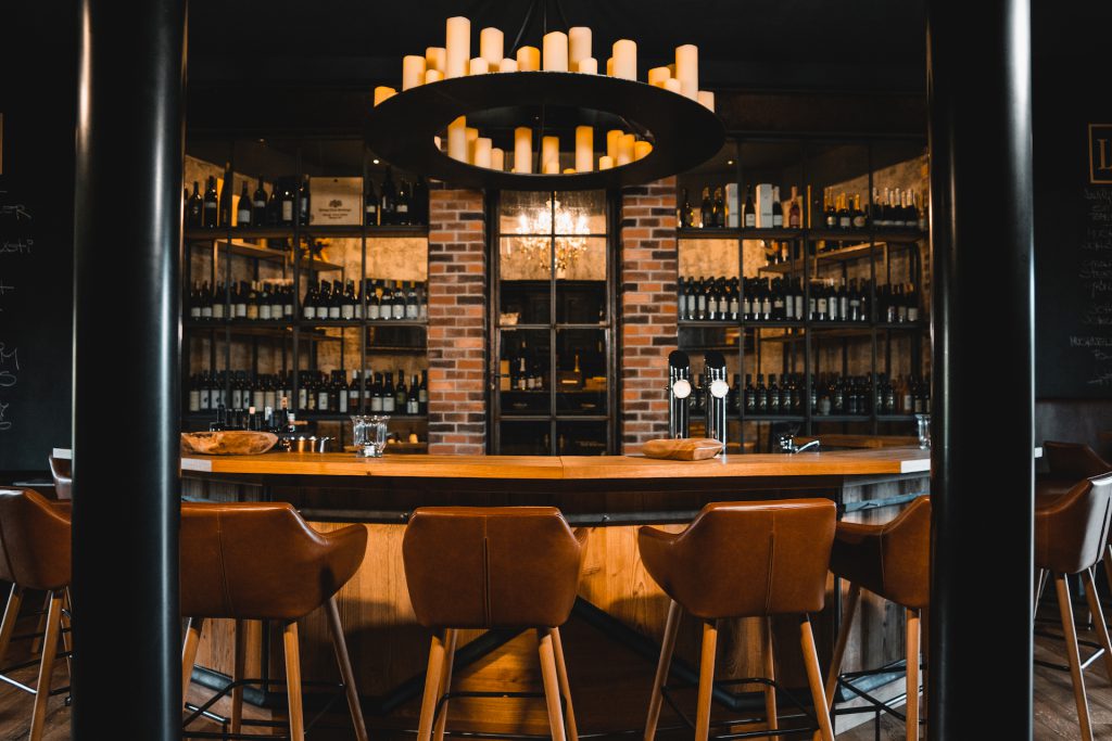 Weinbar in der Südsteiermark mit Bar und Stilvollem Ambiente
