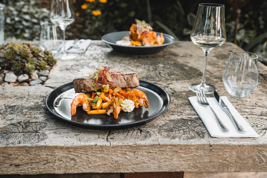 Leckere speisen auf Steintisch im Landhaus Kainz - dem Geheimtipp in der Südsteiermark