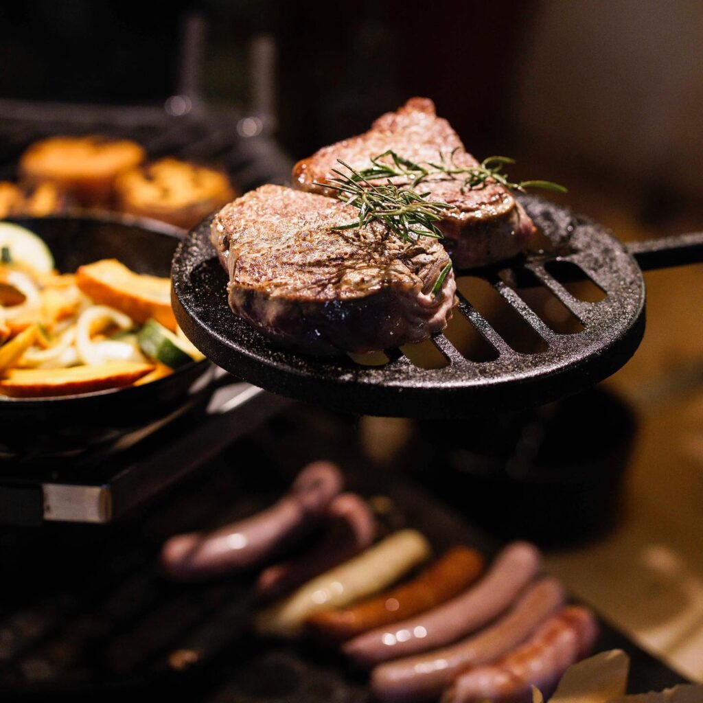 „Saftige Steaks und frisches Gemüse auf dem Grill – perfekte Inspiration für Geburtstagsfeier-Ideen in der Südsteiermark. Genussvolles Barbecue-Erlebnis mit regionalen Spezialitäten in gemütlicher Atmosphäre.“