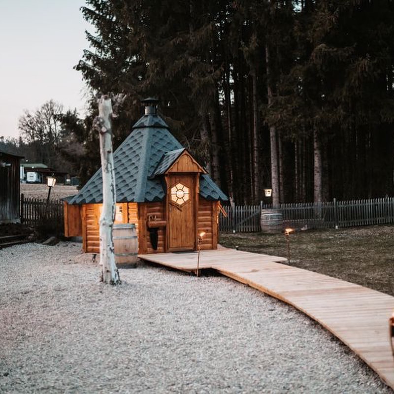 "Grillhütte in der Südsteiermark - deine Alternative zum Feuerdorf in Wien. Stilvolle Holzhütte zum Grillen mit Metall-Griller, Kühlschrank und Sitzbänken."